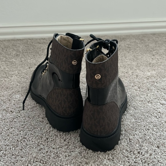 MICHAEL KORS logo Ankle boots 7 - Picture 8 of 12